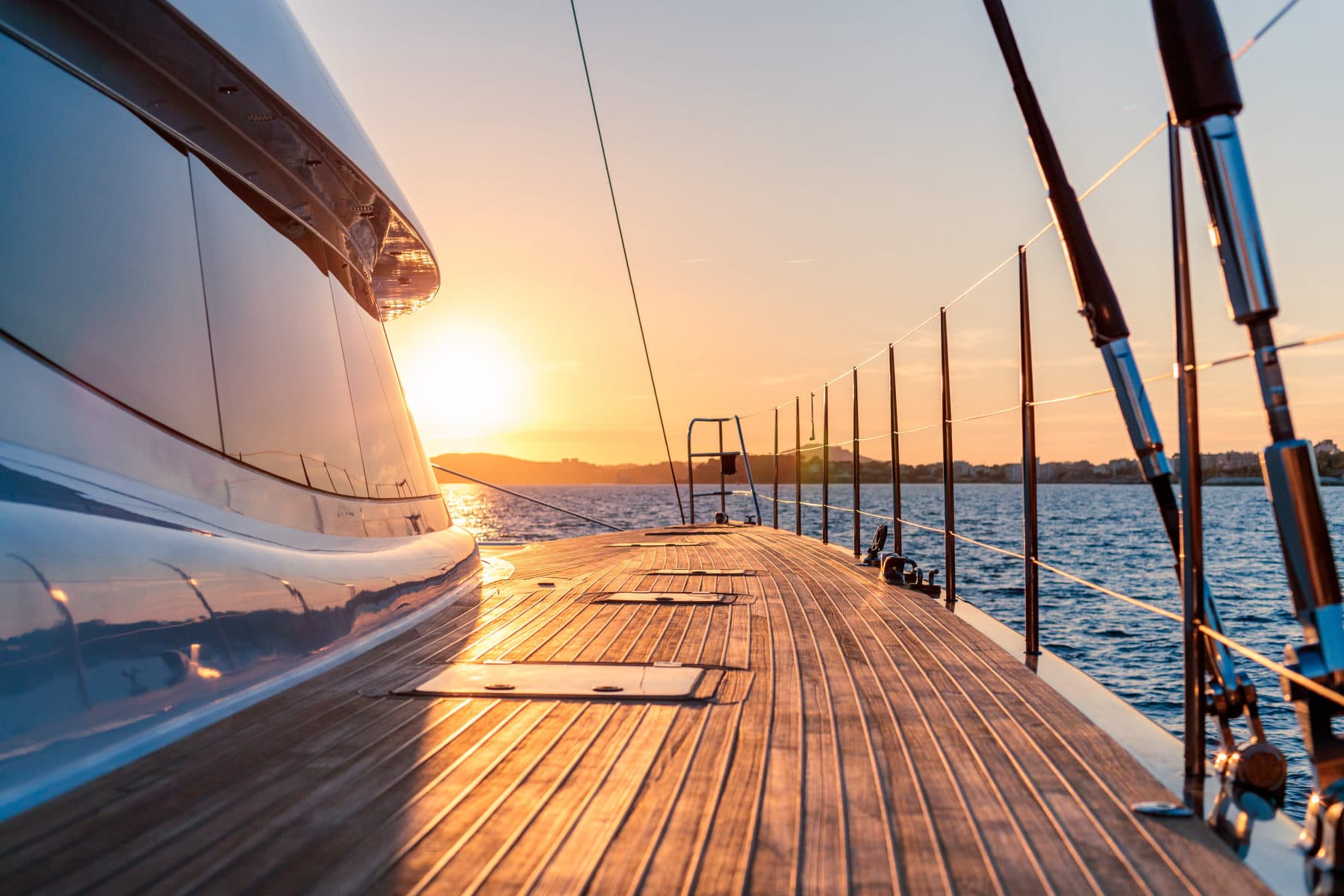 Luxe motorjacht op het water bij gouden zonsondergang